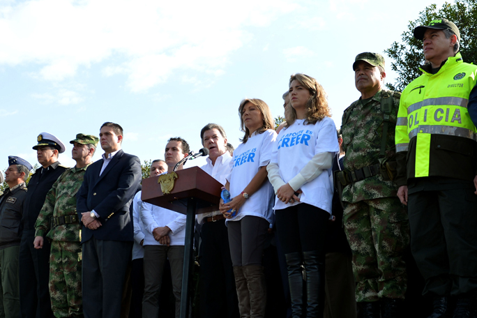 Santos exalta a las fuerzas militares en marchas del 9 de abril