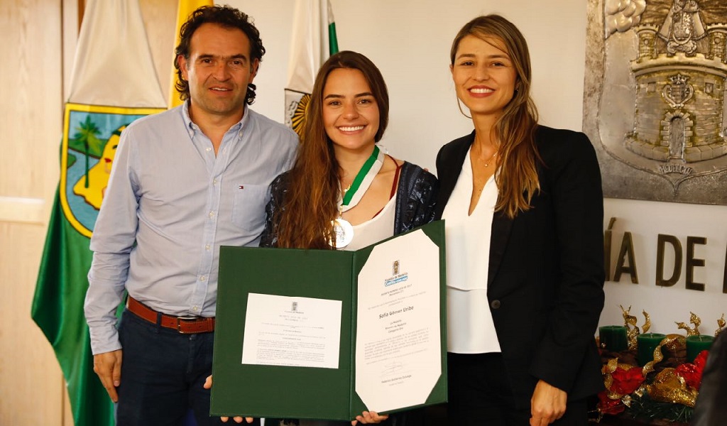 Apneísta Sofía Gómez recibe condecoración en Medellín