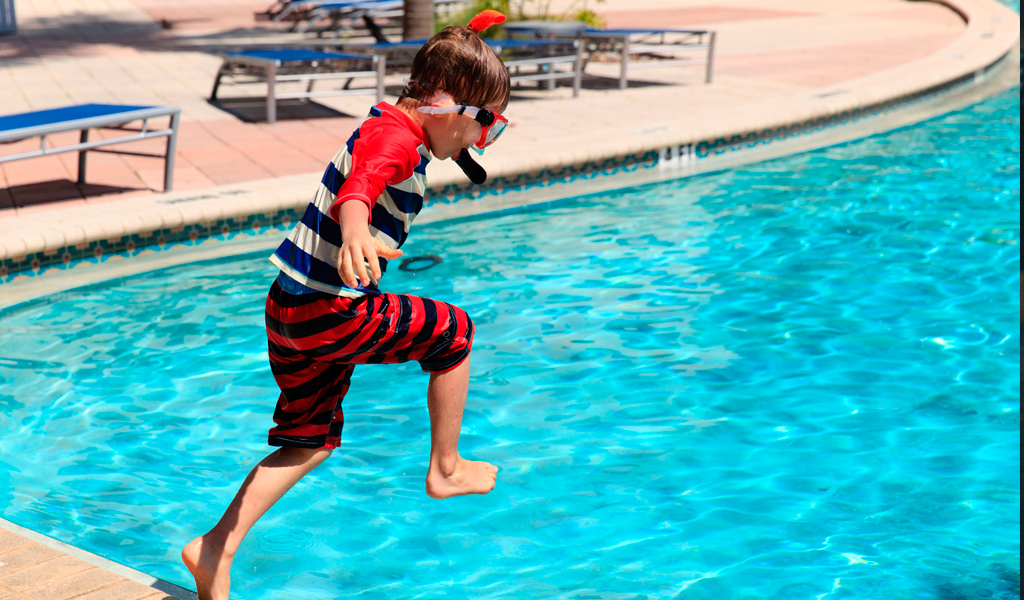 Tips de seguridad para niños en las piscinas