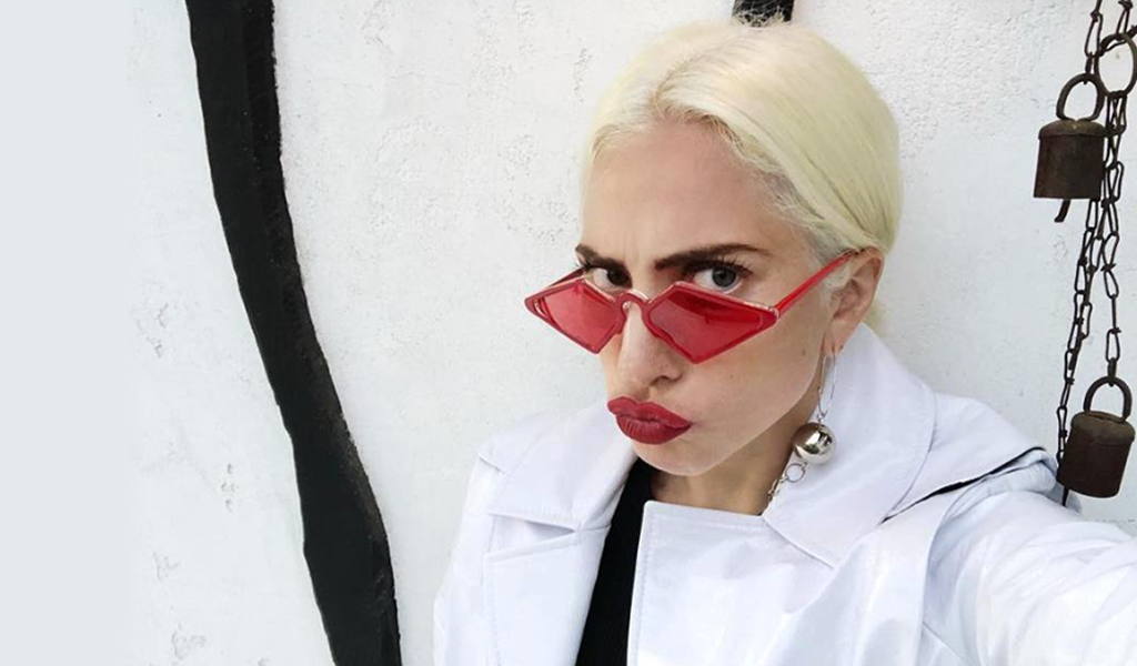 Lady Gaga lanzaría línea de maquillaje