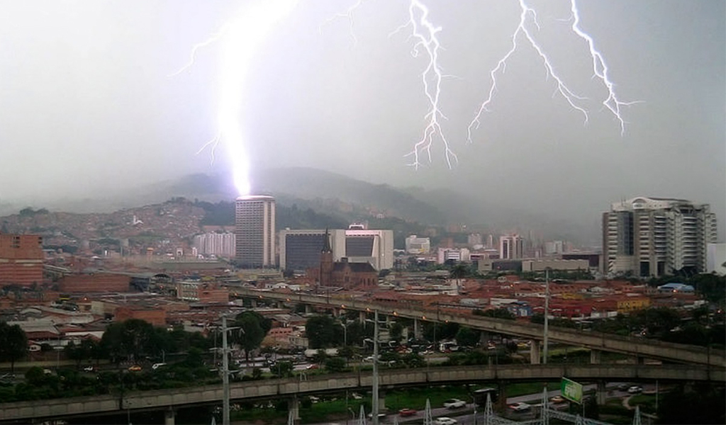 ¿Por qué caen tantos rayos en Medellín?