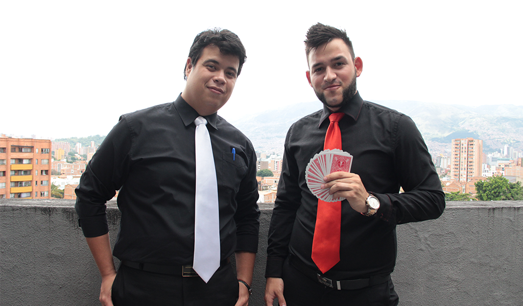 El dúo de magos en las calles de Medellín