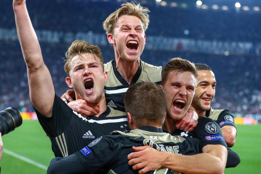 Este Ajax es un homenaje al fútbol solidario