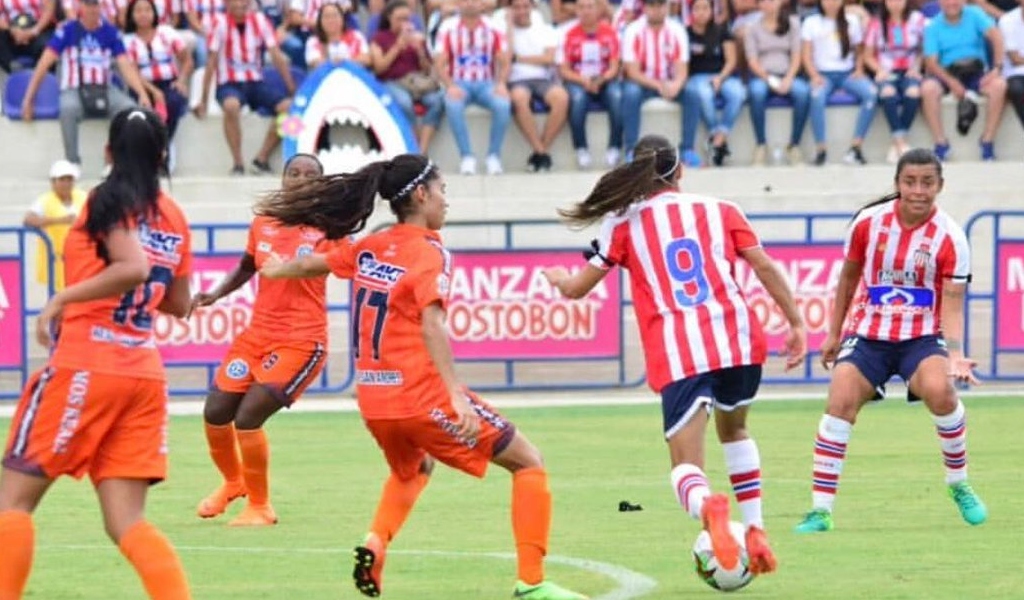 Gol olímpico de Yoreli Rincón en Liga Femenina