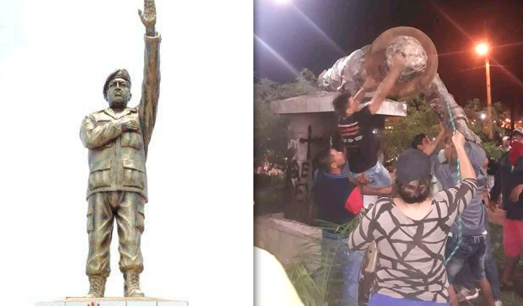 Derriban estatua de Hugo Chávez en Bolivia