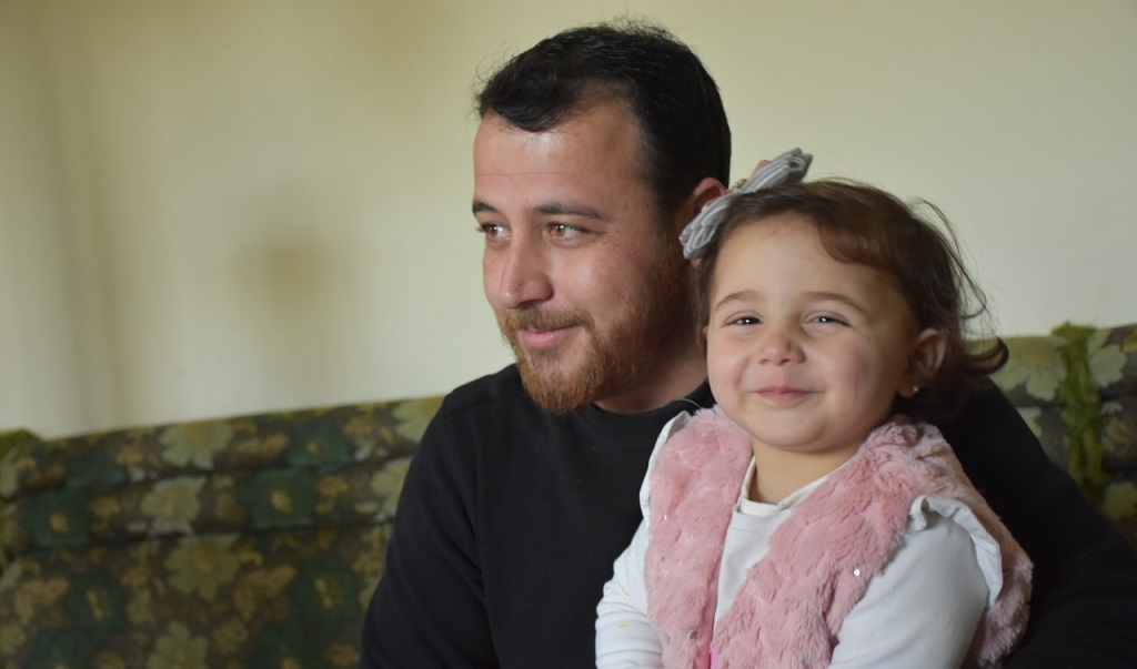 Una familia juega en medio de la guerra en Siria