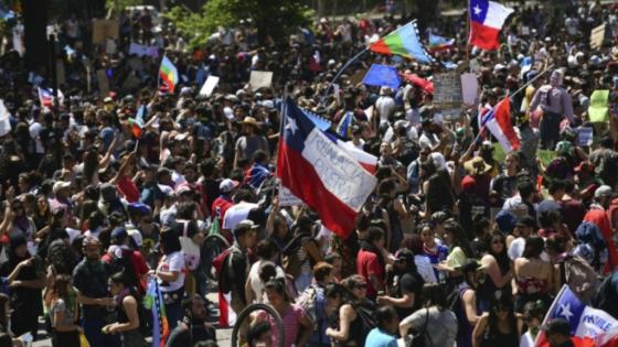 Chilenos votaron consulta para cambiar la Constitución