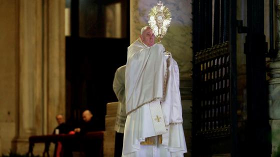 La bendición del Papa Francisco con el Santísimo