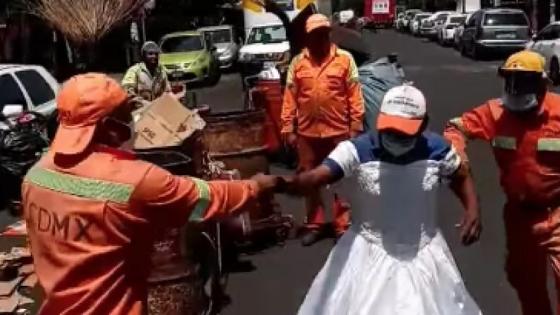 Aseadores recrean baile de XV años con un vestido encontrado en la basura