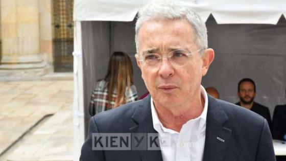 Álvaro Uribe vuelve a trinar en medio de su detención domiciliaria