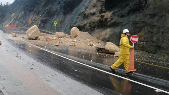Vía a La Calera continúa cerrada tras deslizamiento de rocas