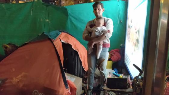 Una familia venezolana con sus dos hijas está viviendo bajo una estación de buses que empezará a funcionar en quince días. Kienyke.com cuenta su historia.
