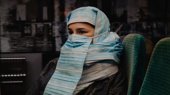 Ersem Ercil, una artista turca que vive en Países Bajos, protesta contra la prohibición del burka en ese país a través de una pieza hecha con máscaras médicas, que son de uso obligatorio para evitar la propagación de la pandemia.