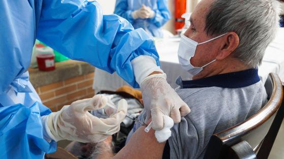 En Bucaramanga ya están vacunando a los mayores de 70 años