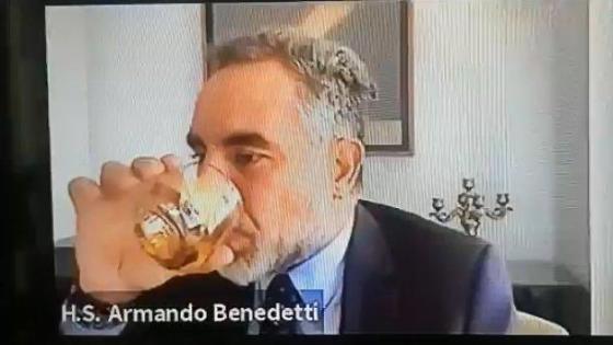 Polémica por video de Benedetti tomando whisky en sesión virtual