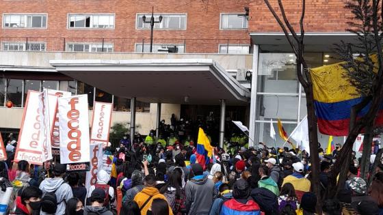 Tensión por protestas a las afueras del Hotel Tequendama