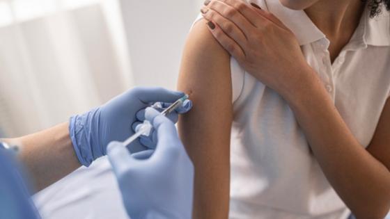 Firmas de abogados adquieren vacunas para sus empleados