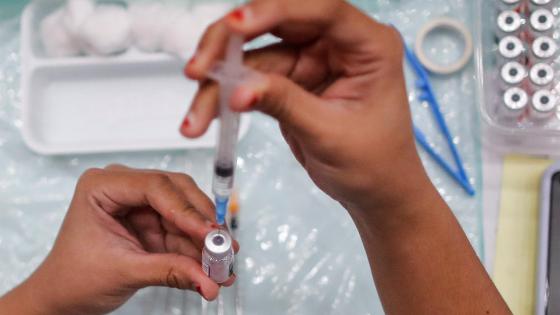 Una enfermera prepara una dosis de la vacuna Pfizer COVID-19 durante un programa de vacunación para adolescentes menores de 18 años en Shah Alam, en las afueras de Kuala Lumpur, Malasia