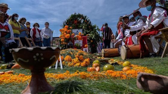 Registro de un altar con motivo del primer festival del Día de Muertos, en la ciudad de San Cristóbal de las Casas (estado de Chiapas, México).