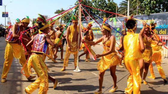 Fotografía de archivo fechada el 23 de febrero de 2020 de Integrantes de una comparsa desfilan en la Gran Parada de Tradición durante el segundo día del Carnaval de Barranquilla (Colombia). 