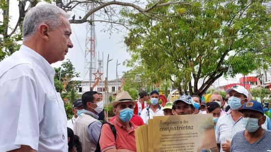 Sin ser candidato, Uribe recorre las calles en busca de votos