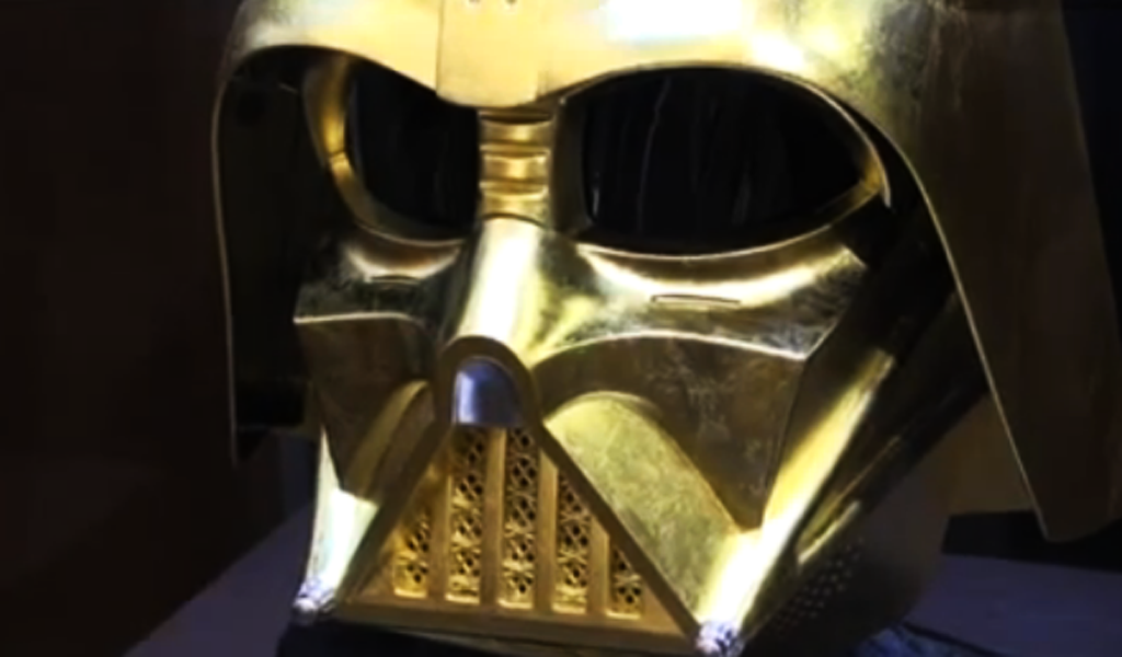 Réplica del casco de Darth Vader en oro, se venderá en Japón