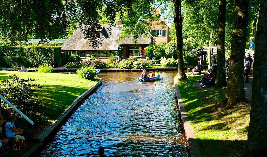 Giethoorn, el pueblo de Holanda con calles de canales de agua